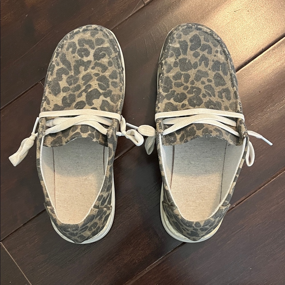 Leopard Print Women's Casual Hey Dude Type slip on Loafer Shoes Excellent Cond